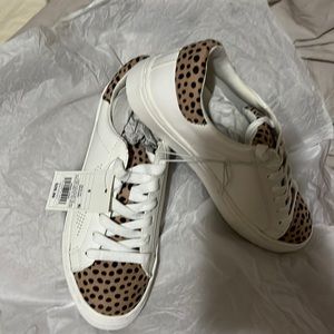 Universal Thread Target size 6 neva worn.